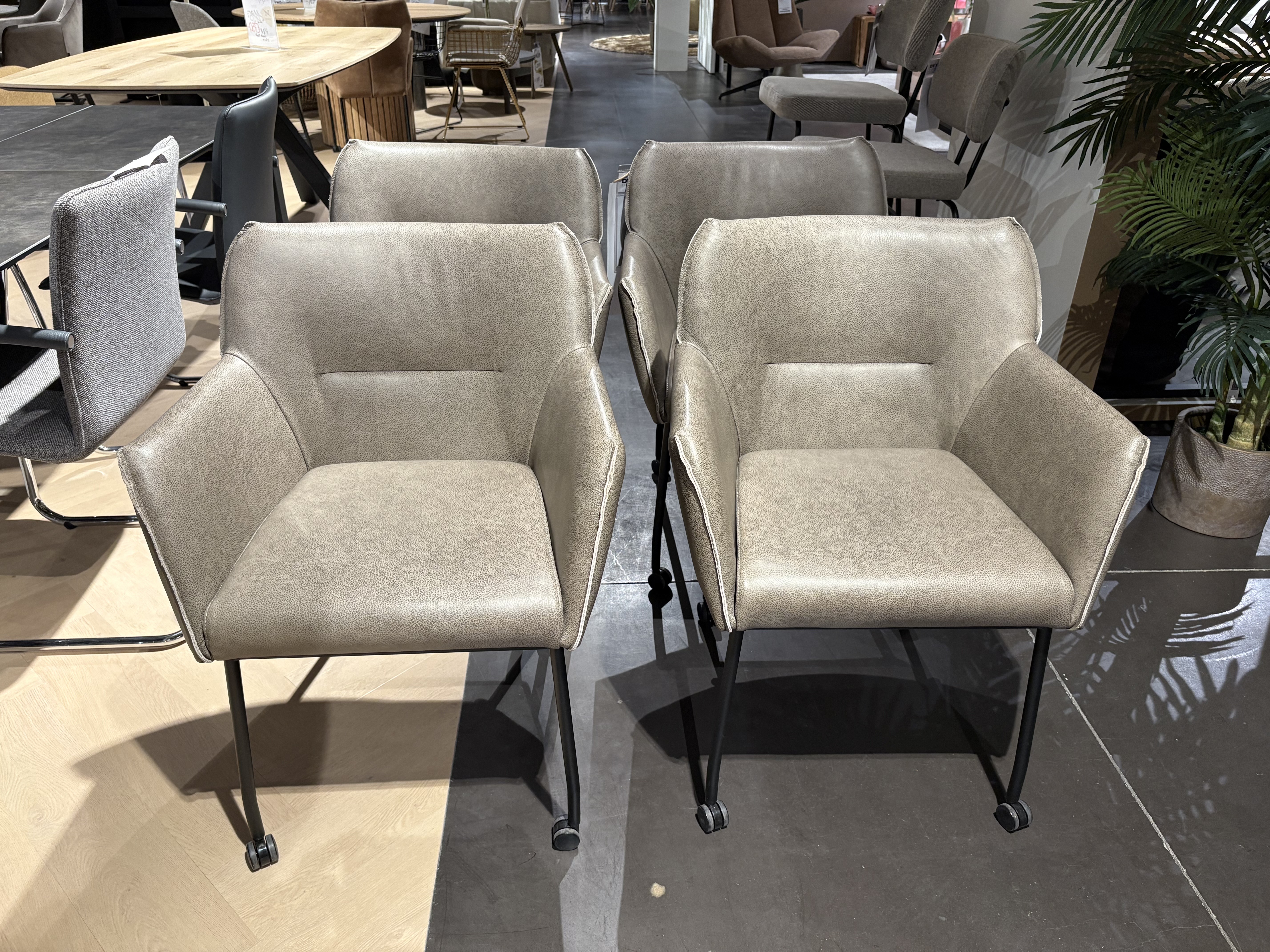 Afbeelding DYYK armstoelen Kwint